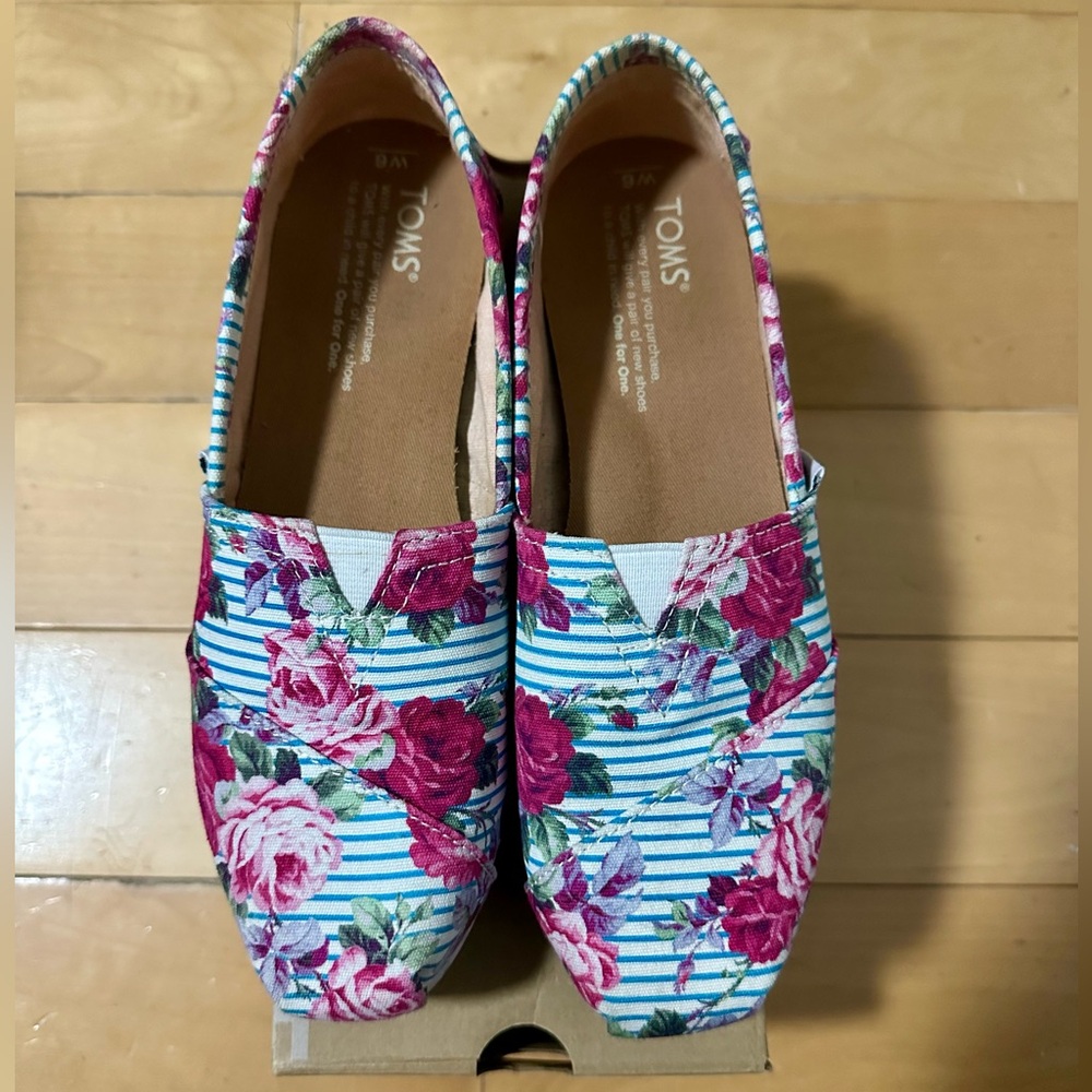 TOMs sz 6 classic slip on with extra thick comfy cushion